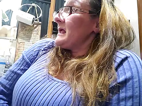 ILUV2TUCHMYKITTY online show from 19, 3, 2025