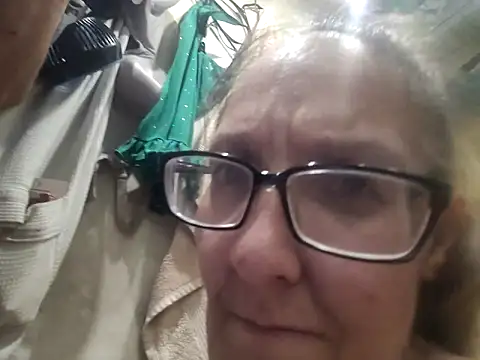 ILUV2TUCHMYKITTY online show from 11, 9, 2025