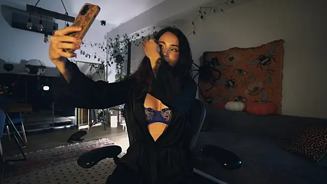 Leona Mell online show from 28, 10, 2025