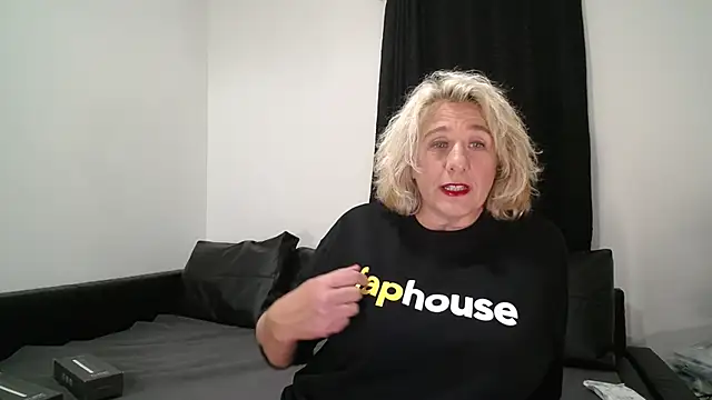 Snapshot of CamillaCreampie chatting on 15, 10, 2025 CamillaCreampie online show from 15, 10, 2025