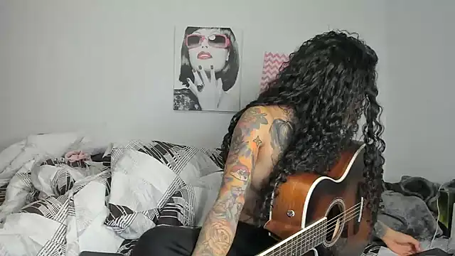 Snapshot of Ama_music chatting on 8, 2, 2025 Ama music online show from 8, 2, 2025