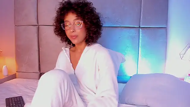 Snapshot of OSHUN_ chatting on 3, 2, 2025 OSHUN online show from 3, 2, 2025