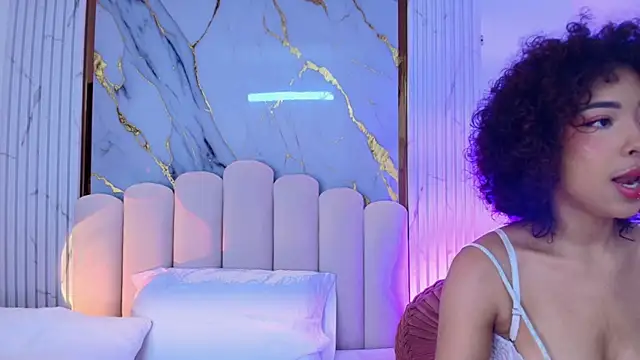 Snapshot of OSHUN_ chatting on 4, 2, 2025 OSHUN online show from 4, 2, 2025