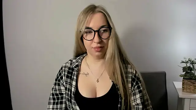 Snapshot of AriaDesire chatting on 15, 3, 2026 AriaDesire online show from 15, 3, 2026