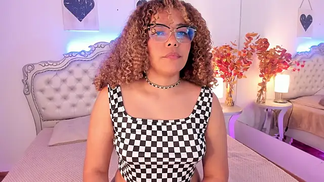 NiaColusi online show from 12, 10, 2025