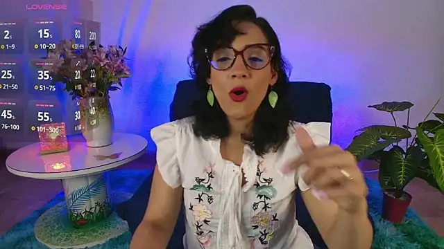 Snapshot of Elliee_ chatting on 12, 3, 2025 Elliee online show from 12, 3, 2025