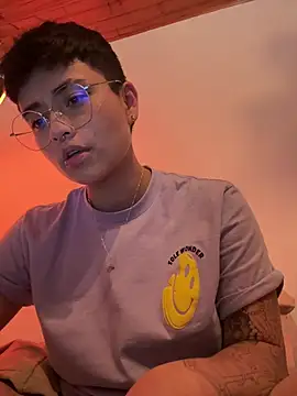 Ashley Chriss online show from 4, 1, 2025