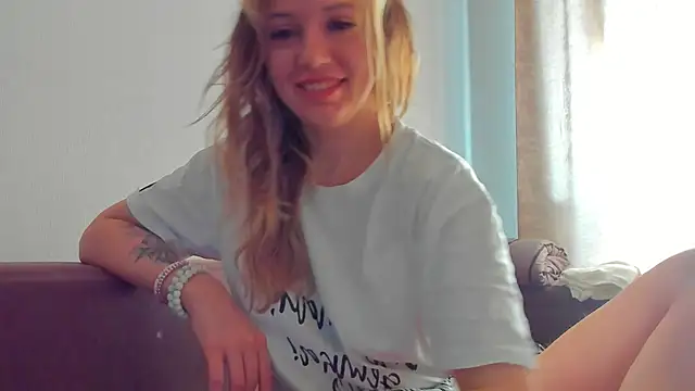 Snapshot of foxy_blond chatting on 30, 4, 2026 foxy blond online show from 30, 4, 2026