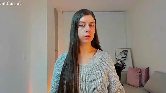 Nadiaa  online show from 17, 12, 2024