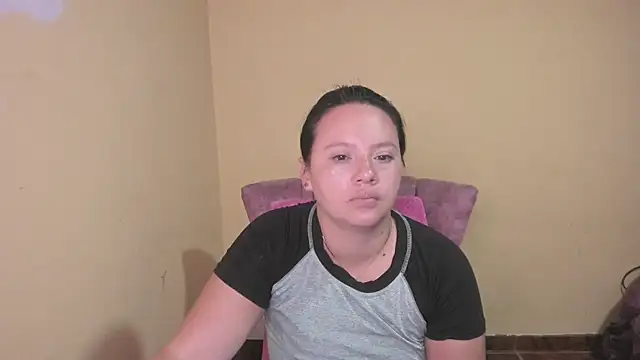 Snapshot of lauraguzman chatting on 8, 7, 2026 lauraguzman online show from 8, 7, 2026