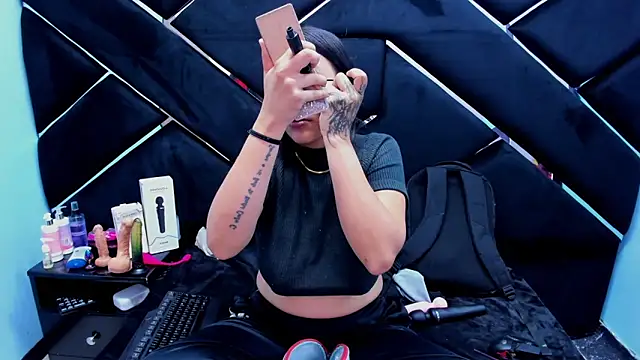 Sarah Hornny online show from 12, 11, 2025