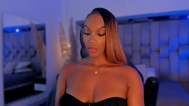 Snapshot of ChaynnaCooper chatting on 28, 10, 2025 ChaynnaCooper online show from 28, 10, 2025