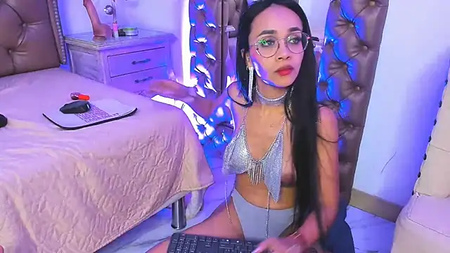 SamanthaFerrer   online show from 5, 1, 2025