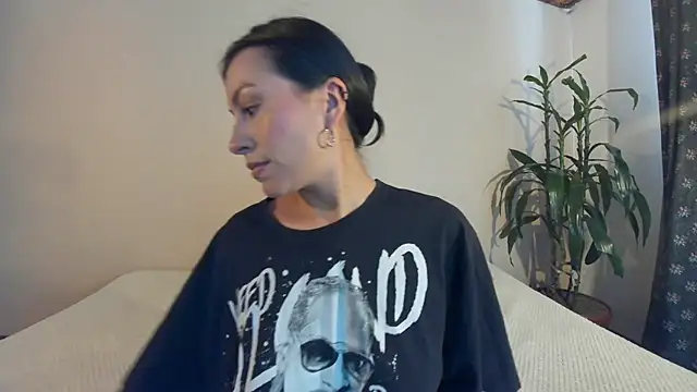 EmiGomez  online show from 8, 3, 2025