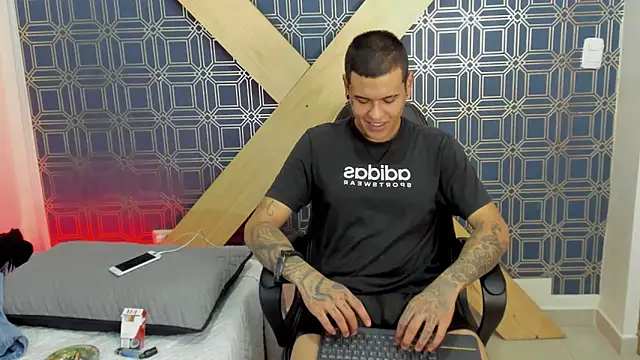 Snapshot of jamesinked_ chatting on 7, 1, 2025 jamesinked  online show from 7, 1, 2025