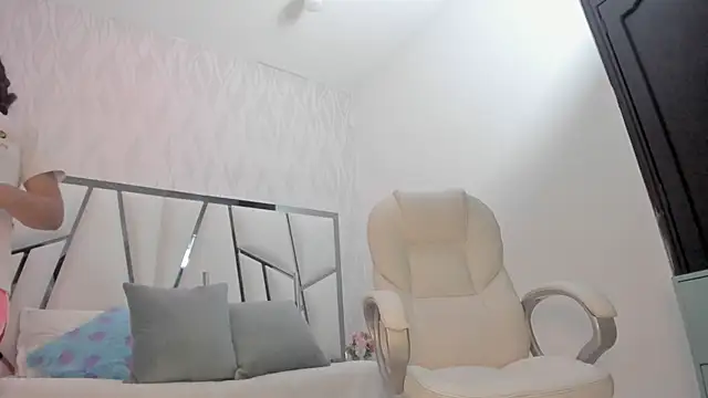 Victoriaa millers online show from 13, 4, 2026