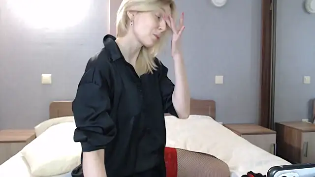 AvelinaLeoni online show from 5, 3, 2025