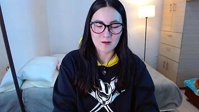 Elle Lee  online show from 12, 3, 2026