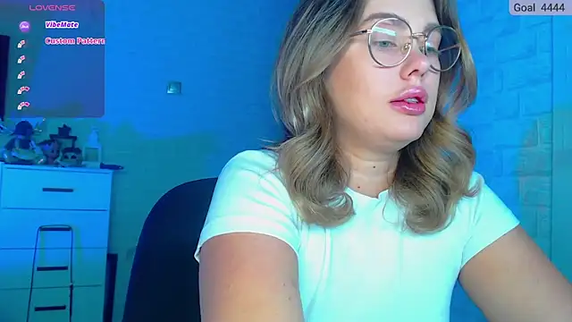 Snapshot of SuchCute chatting on 4, 3, 2025 SuchCute online show from 4, 3, 2025