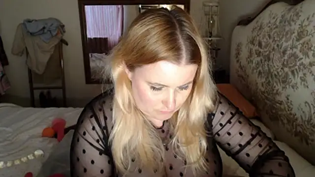 Snapshot of JosieAndYou chatting on 4, 4, 2026 JosieAndYou online show from 4, 4, 2026