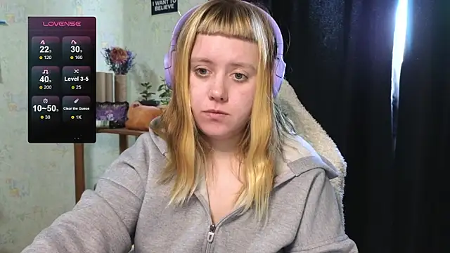 Snapshot of June_shy0 chatting on 12, 10, 2025 June shy0 online show from 12, 10, 2025