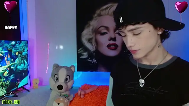 Snapshot of maxiy_001 chatting on 8, 2, 2025 maxiy 001 online show from 8, 2, 2025