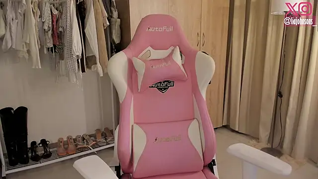 Snapshot of Sweetnaughtygirl_ chatting on 21, 10, 2025 Sweetnaughtygirl online show from 21, 10, 2025