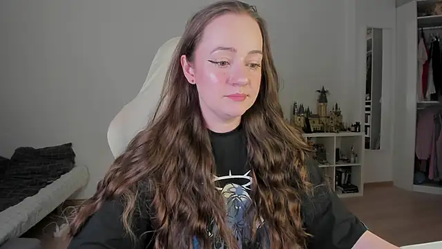 WalkingGirl online show from 21, 4, 2026