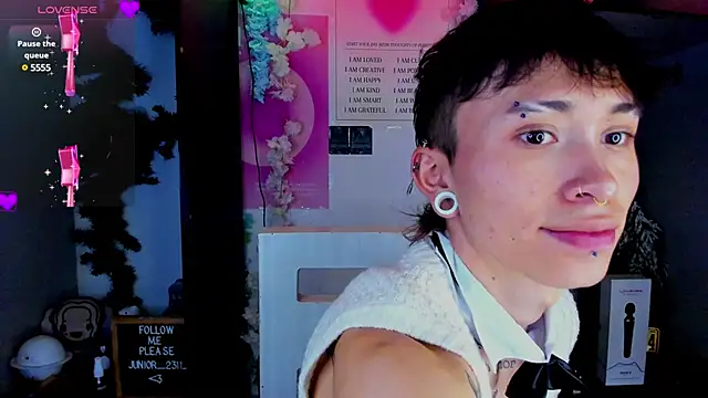 juniior 2311  online show from 19, 2, 2025