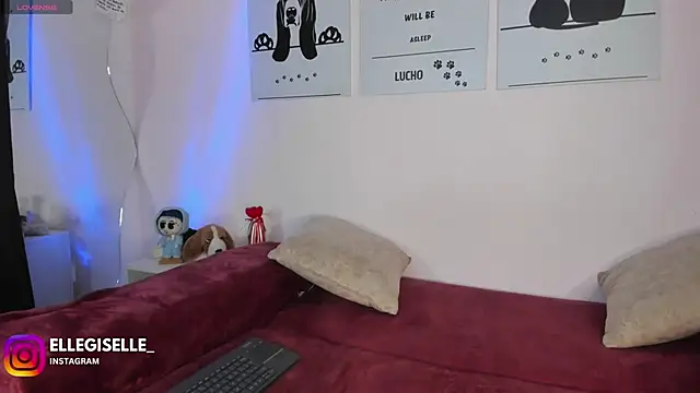 ElleGisellee online show from 8, 2, 2026