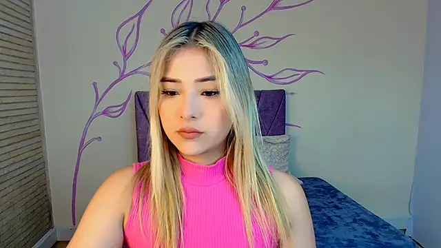Snapshot of DahliaMoore chatting on 5, 1, 2025 DahliaMoore online show from 5, 1, 2025