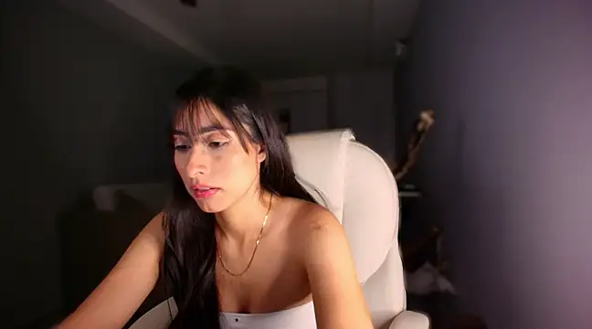 auroracaruso11 online show from 8, 3, 2025