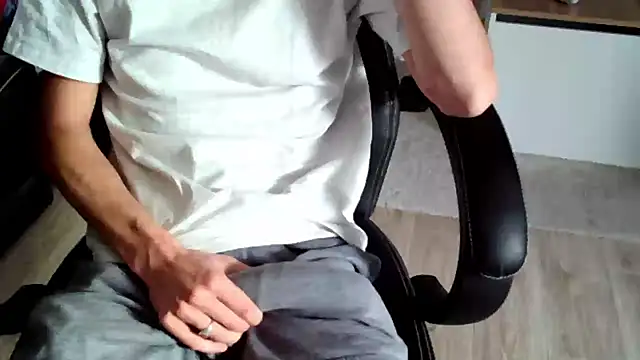 Snapshot of ElViko11 chatting on 27, 10, 2025 ElViko11 online show from 27, 10, 2025