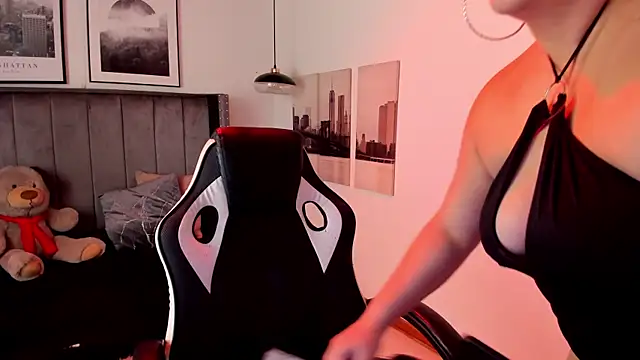 Alaia Cute online show from 4, 2, 2025