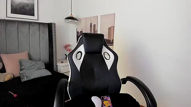 Alaia Cute online show from 6, 2, 2025