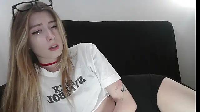 Snapshot of ErikaShyy chatting on 4, 6, 2026 ErikaShyy online show from 4, 6, 2026