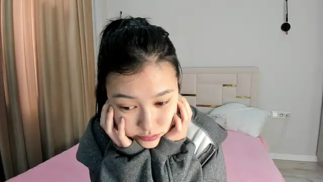 Lola Peach online show from 17, 4, 2026