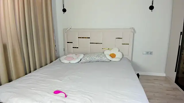 Snapshot of Lola_Peach chatting on 3, 8, 2026 Lola Peach online show from 3, 8, 2026