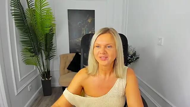 AgathaKlouin online show from 2, 10, 2025