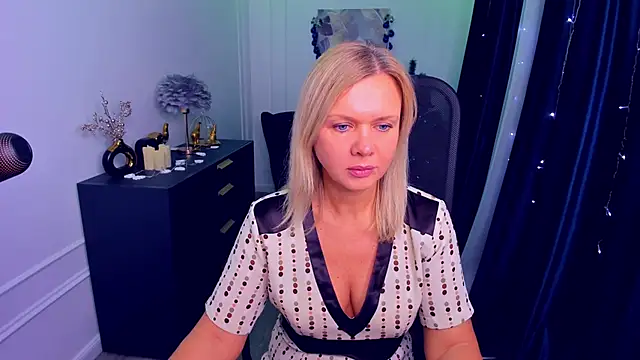 AgathaKlouin online show from 21, 12, 2025