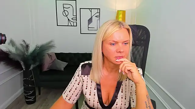 AgathaKlouin online show from 18, 1, 2026