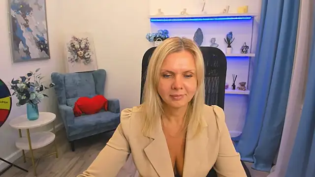 AgathaKlouin online show from 16, 4, 2026