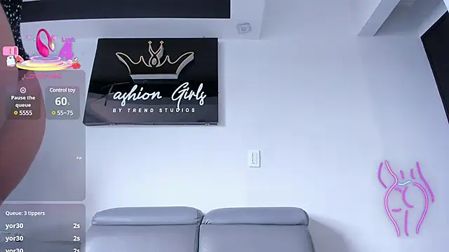 Snapshot of RoxyRoss_ chatting on 6, 3, 2025 RoxyRoss online show from 6, 3, 2025