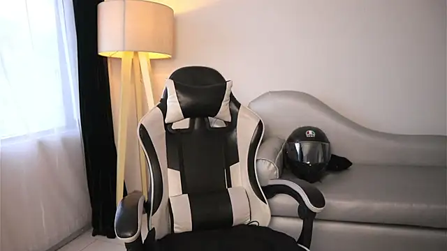 ashleyvalirya online show from 8, 4, 2026