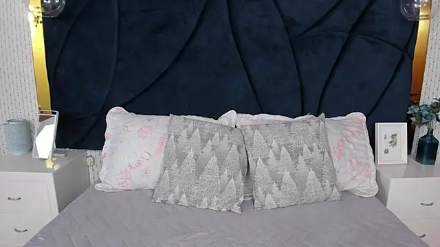 LARISSAEVANS online show from 12, 11, 2025