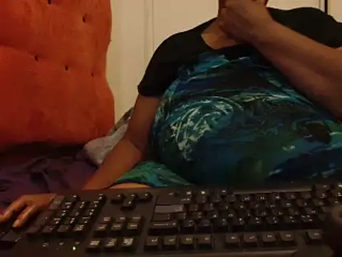 Snapshot of tinagiant chatting on 10, 2, 2025 tinagiant online show from 10, 2, 2025