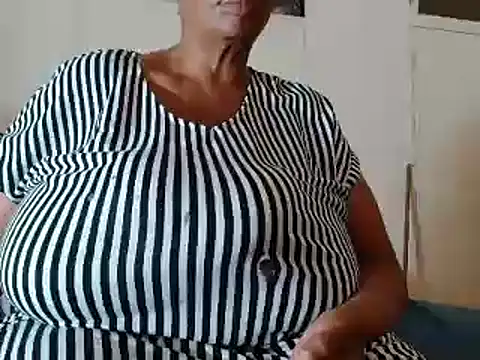 Snapshot of tinagiant chatting on 21, 3, 2025 tinagiant online show from 21, 3, 2025