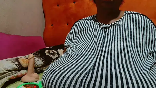 Snapshot of tinagiant chatting on 3, 10, 2025 tinagiant online show from 3, 10, 2025