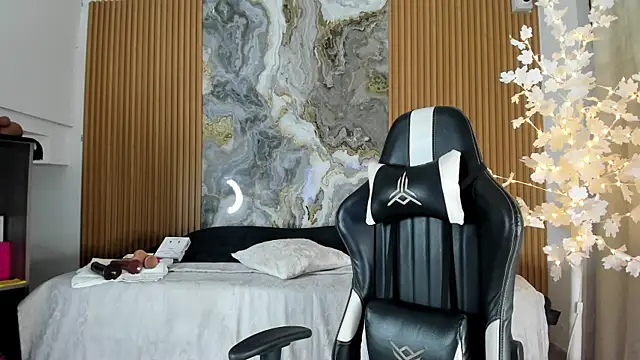 Danna topless online show from 27, 3, 2026