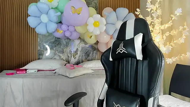 Danna topless online show from 1, 4, 2026